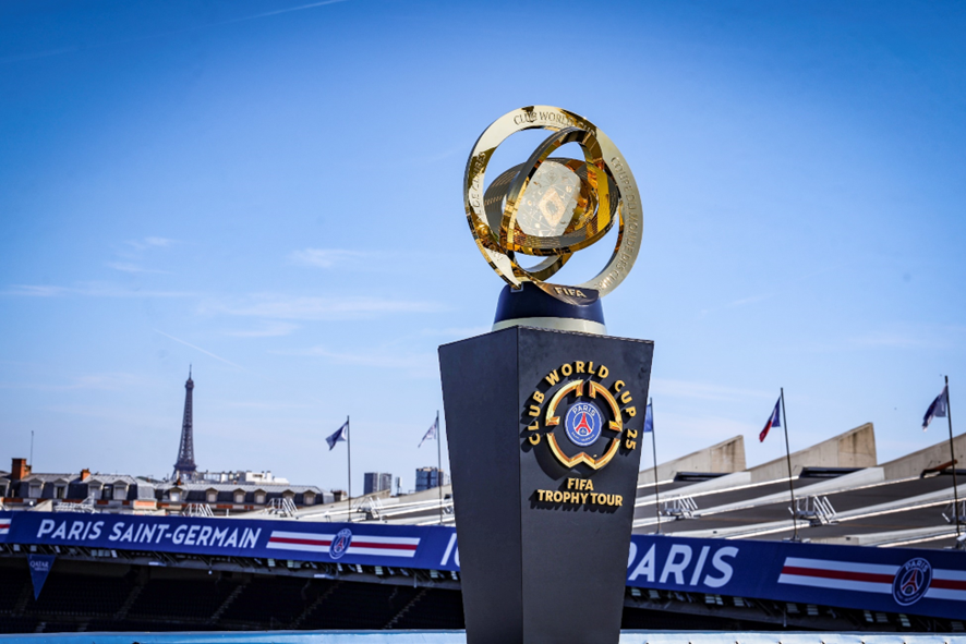 Le trophée de la Coupe du monde des clubs fait escale à Paris